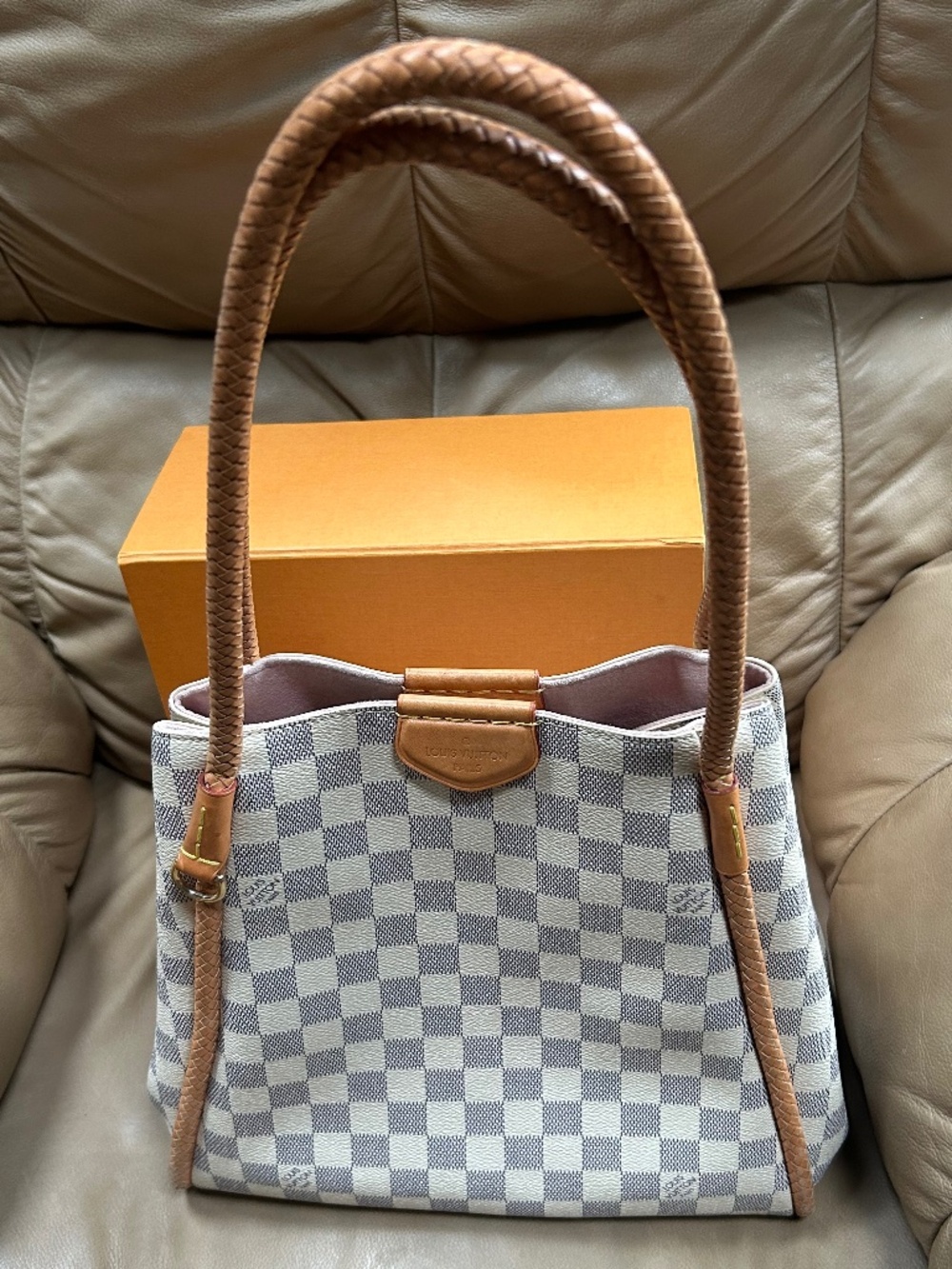 🩷🤍 Authentic Louis Vuitton Propianio
